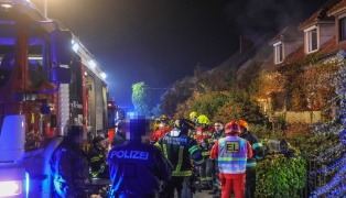 Dramatische Rettungsaktion bei n�chtlichem Zimmerbrand in einem Wohngeb�ude in Pasching