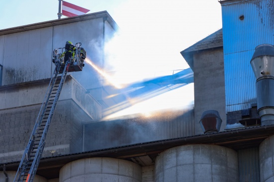 Silobrand: F�nf Feuerwehren bei Brand bei einem Unternehmen in H�rsching im Einsatz
