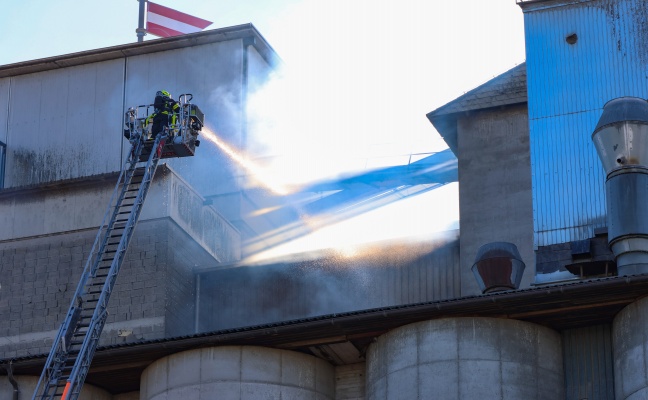 Silobrand: F�nf Feuerwehren bei Brand bei einem Unternehmen in H�rsching im Einsatz