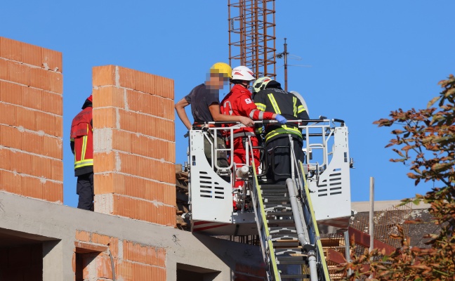 Personenrettung: Arbeiter mit gesundheitlichen Problemen von Baustelle in Wels-Innenstadt gerettet
