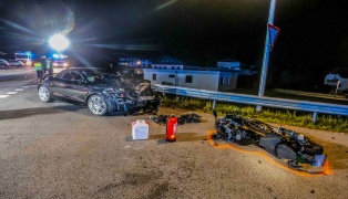 Motorrad gegen PKW: Drei teils Schwerverletzte bei Crash in Braunau am Inn
