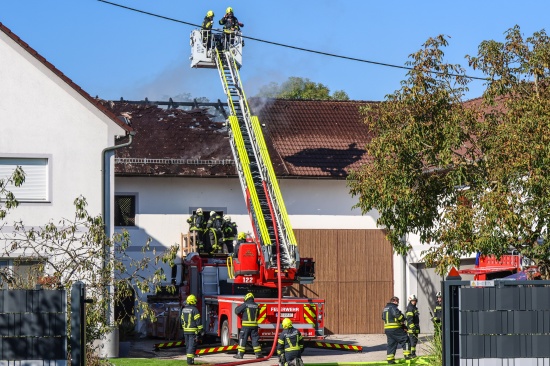 Dachstuhlbrand: Neun Feuerwehren verhindern Gro�brand auf Bauernhof in Scharten
