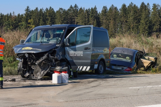 Schwerer Kreuzungscrash zwischen Kleinbus und PKW bei Taiskirchen im Innkreis