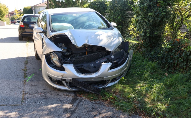 Autolenkerin bei Kreuzungscrash zwischen zwei Fahrzeugen in Leonding verletzt