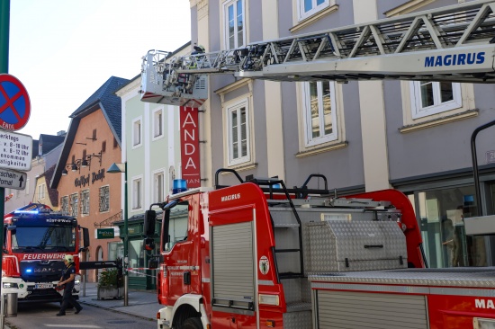 Leuchtreklame touchiert: Feuerwehr bei Sicherungsarbeiten in Wels-Innenstadt im Einsatz