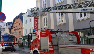 Leuchtreklame touchiert: Feuerwehr bei Sicherungsarbeiten in Wels-Innenstadt im Einsatz