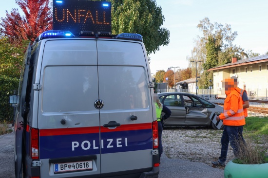 Auto auf Bahn�bergang in Wels von Regionalzug der Almtalbahn erfasst