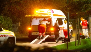Personenrettung: Eingeklemmtes Kind in einer Wohnung in Wels-Pernau aus N�hmaschine befreit