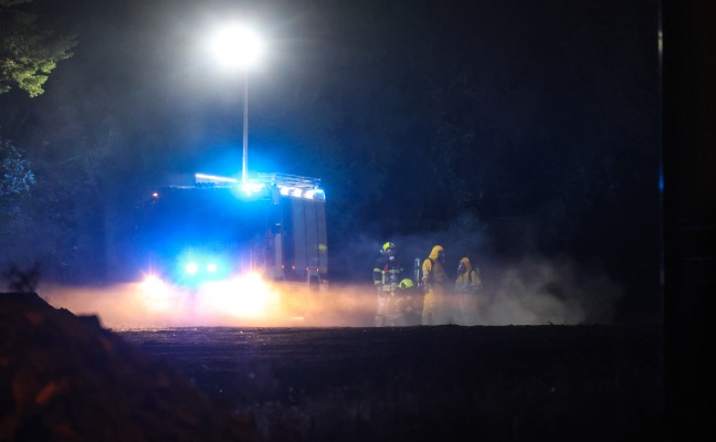 Schadstoffeinsatz: Einsatzkr�fte der Feuerwehr nach Kalkaustritt in Stadl-Paura im Einsatz
