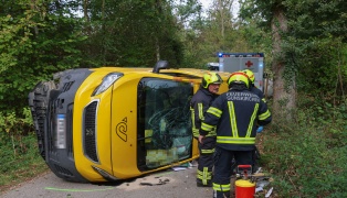 Postzustellfahrzeug in Gunskirchen bei mutma�lichem Ausweichman�ver gegen Baum gekracht