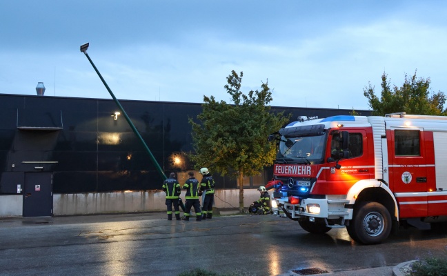 Stra�enlaterne in Schieflage: Feuerwehr, Polizei und Elektriker in Wels-Neustadt im Einsatz
