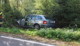 Auto bei Verkehrsunfall in Waizenkirchen in Zaun beziehungsweise Jungwald gelandet