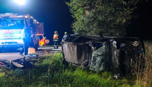 Auto �berschlagen: PKW bei schwerem Unfall nahe Aichkirchen durch drei Gemeindegebiete geschleudert