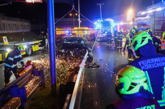 Auto steckte nach n�chtlichem Crash auf Wiener Stra�e in H�rsching regelrecht in Leitschiene fest