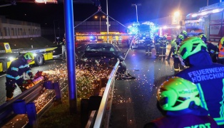 Auto steckte nach n�chtlichem Crash auf Wiener Stra�e in H�rsching regelrecht in Leitschiene fest