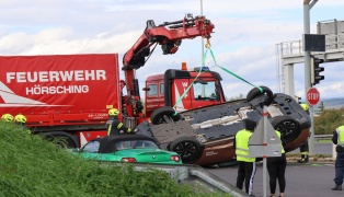 Auto �berschlagen: Schwerer Kreuzungscrash auf Wiener Stra�e in H�rsching beziehungsweise Traun
