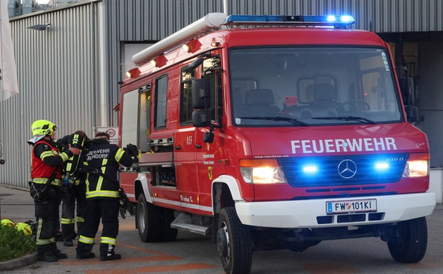 Feuerwehr bei Brand einer Maschine bei einem Industriebetrieb in Kirchdorf an der Krems im Einsatz
