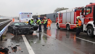 Personenrettung nach schwerem Verkehrsunfall auf Welser Autobahn bei Wels-Puchberg