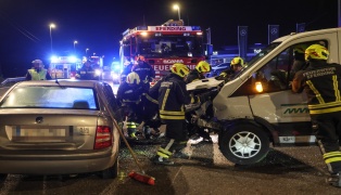 Schwere Kreuzungskollision zwischen PKW und Pritschenwagen auf Wallerner Stra�e in Eferding