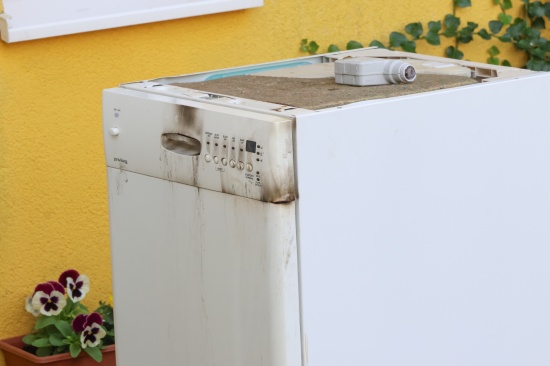 Drei Feuerwehren bei Brand eines Geschirrsp�lers in der K�che einer Wohnung in Wilhering im Einsatz