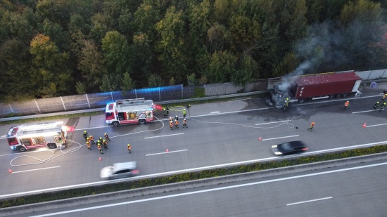 Totalsperre: Vollbrand einer LKW-Zugmaschine auf Westautobahn bei Sipbachzell