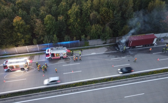 Totalsperre: Vollbrand einer LKW-Zugmaschine auf Westautobahn bei Sipbachzell