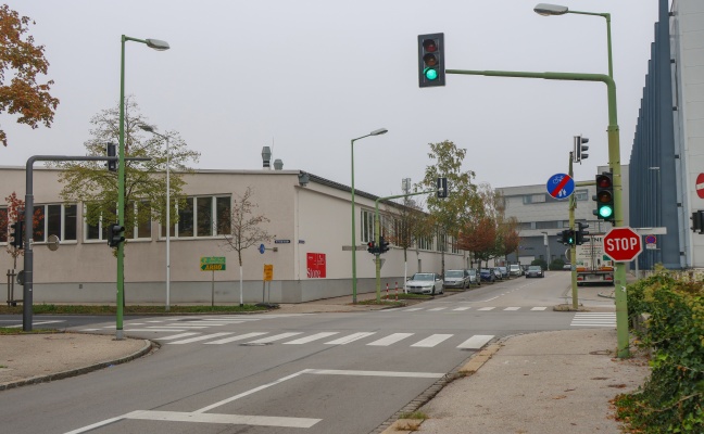 Unfall im Kreuzungsbereich in Wels-Pernau fordert drei Verletzte