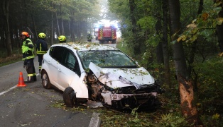 Auto gegen Baum: PKW-Lenker bei schwerem Verkehrsunfall in einem Waldst�ck in Krenglbach verletzt