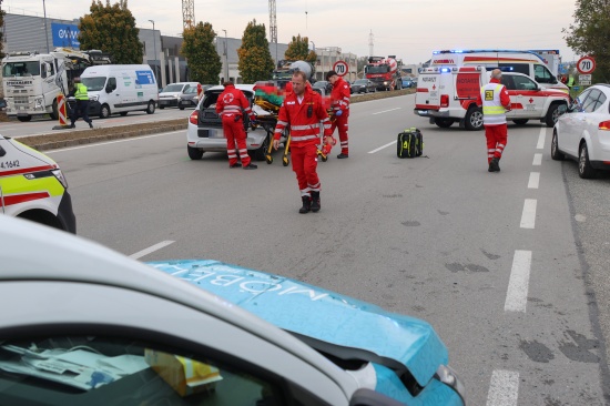 Drei Verletzte bei schwerem Auffahrunfall auf Wiener Stra�e in Wels-Schafwiesen