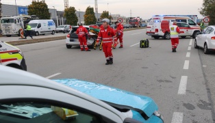 Drei Verletzte bei schwerem Auffahrunfall auf Wiener Stra�e in Wels-Schafwiesen