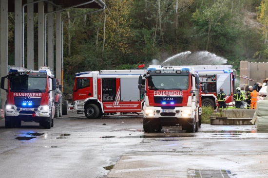 Vier Feuerwehren bei Brand auf einer Reststoffdeponie in Asten im Einsatz