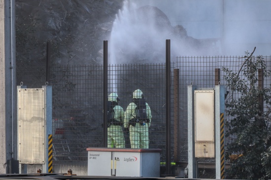 Brand auf einem Schrottplatz in Enns sorgte f�r Einsatz zweier Feuerwehren