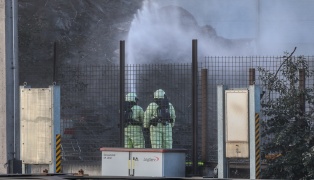 Brand auf einem Schrottplatz in Enns sorgte f�r Einsatz zweier Feuerwehren