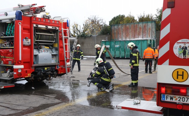 Brand eines Containers bei einem Abfallentsorgungsunternehmen in Wels-Pernau