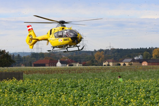 Notarzthubschrauber nach internem Notfall in Edt bei Lambach im Einsatz