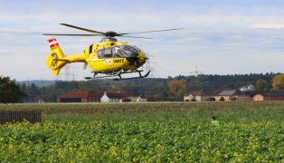 Notarzthubschrauber nach internem Notfall in Edt bei Lambach im Einsatz