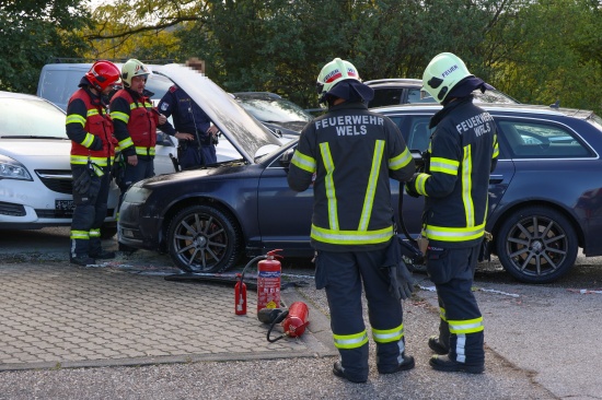 PKW-Brand: Brand im Motorraum eines PKW in Wels-Schafwiesen mit Feuerl�schern einged�mmt