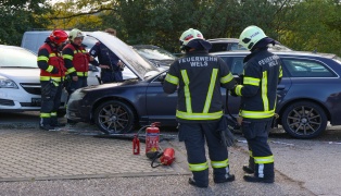 PKW-Brand: Brand im Motorraum eines PKW in Wels-Schafwiesen mit Feuerl�schern einged�mmt