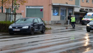 Rettung und Polizei nach Kreuzungscrash in Wels-Lichtenegg im Einsatz