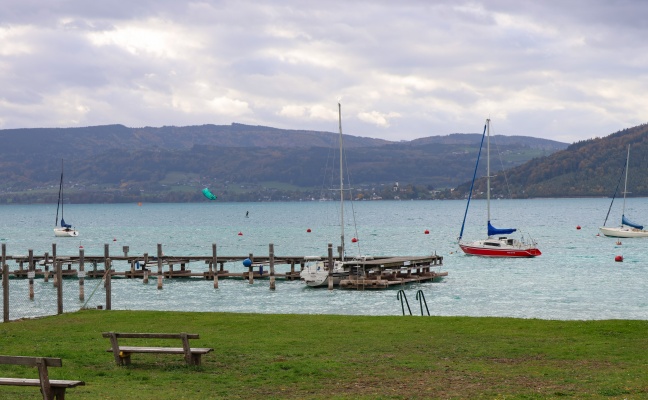 Sch�rfling am Attersee: Einsatzkr�fte zur Rettung eines Kitesurfers aus dem Attersee alarmiert