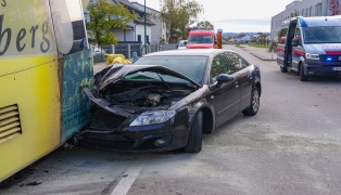 Schwerer Crash: Auto ins Heck eines Linienbusses in Wels-Vogelweide gekracht