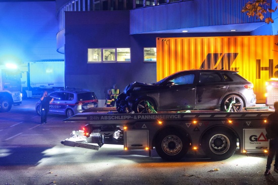 Auto durch Zaun geschl�pft: Aufr�umarbeiten nach Verkehrsunfall in Gunskirchen