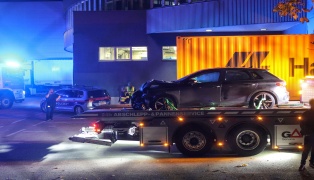 Auto durch Zaun geschl�pft: Aufr�umarbeiten nach Verkehrsunfall in Gunskirchen