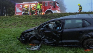 Personenrettung nach schwerem Crash zwischen zwei PKW in Taiskirchen im Innkreis