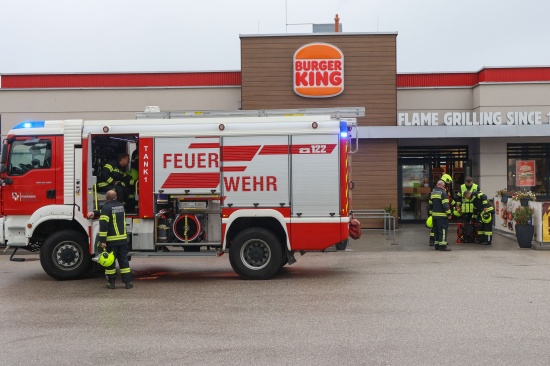 Einsatzkr�fte bei Brand in einem Schnellrestaurant in Eberstalzell im Einsatz