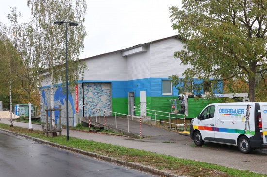 Defekte Arbeitsb�hne: Feuerwehr zu Personenrettung bei Malerarbeiten in Wels-Innenstadt alarmiert