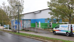 Defekte Arbeitsb�hne: Feuerwehr zu Personenrettung bei Malerarbeiten in Wels-Innenstadt alarmiert
