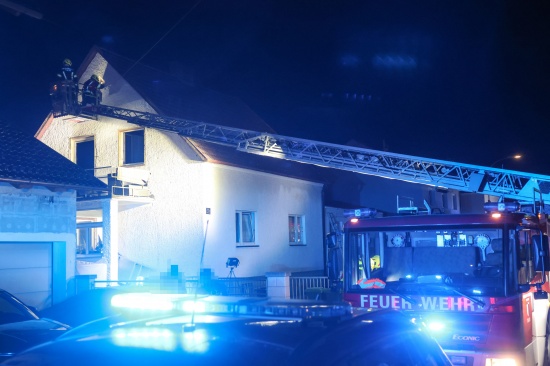 Bei Brand: Hausbewohnerin in Traun von Nachbarn mit Leiter aus Wohnhaus gerettet