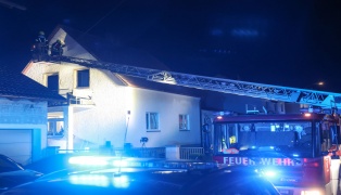 Bei Brand: Hausbewohnerin in Traun von Nachbarn mit Leiter aus Wohnhaus gerettet
