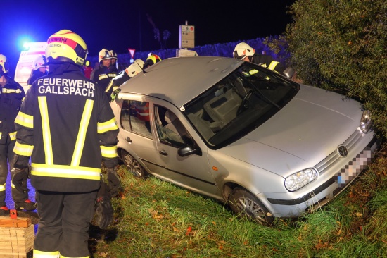 Auto in Seitenlage: PKW-Lenker ben�tigte nach Unfall in Gallspach Unterst�tzung der Einsatzkr�fte